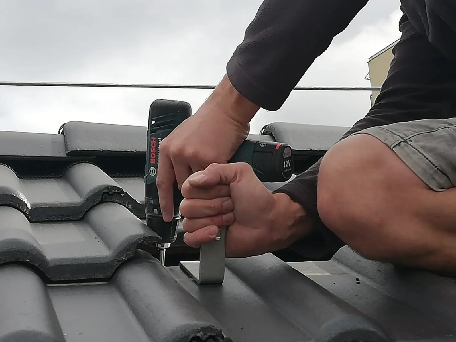 Detail kotvení konstrukce fotovoltaických panelů do střešní krytiny