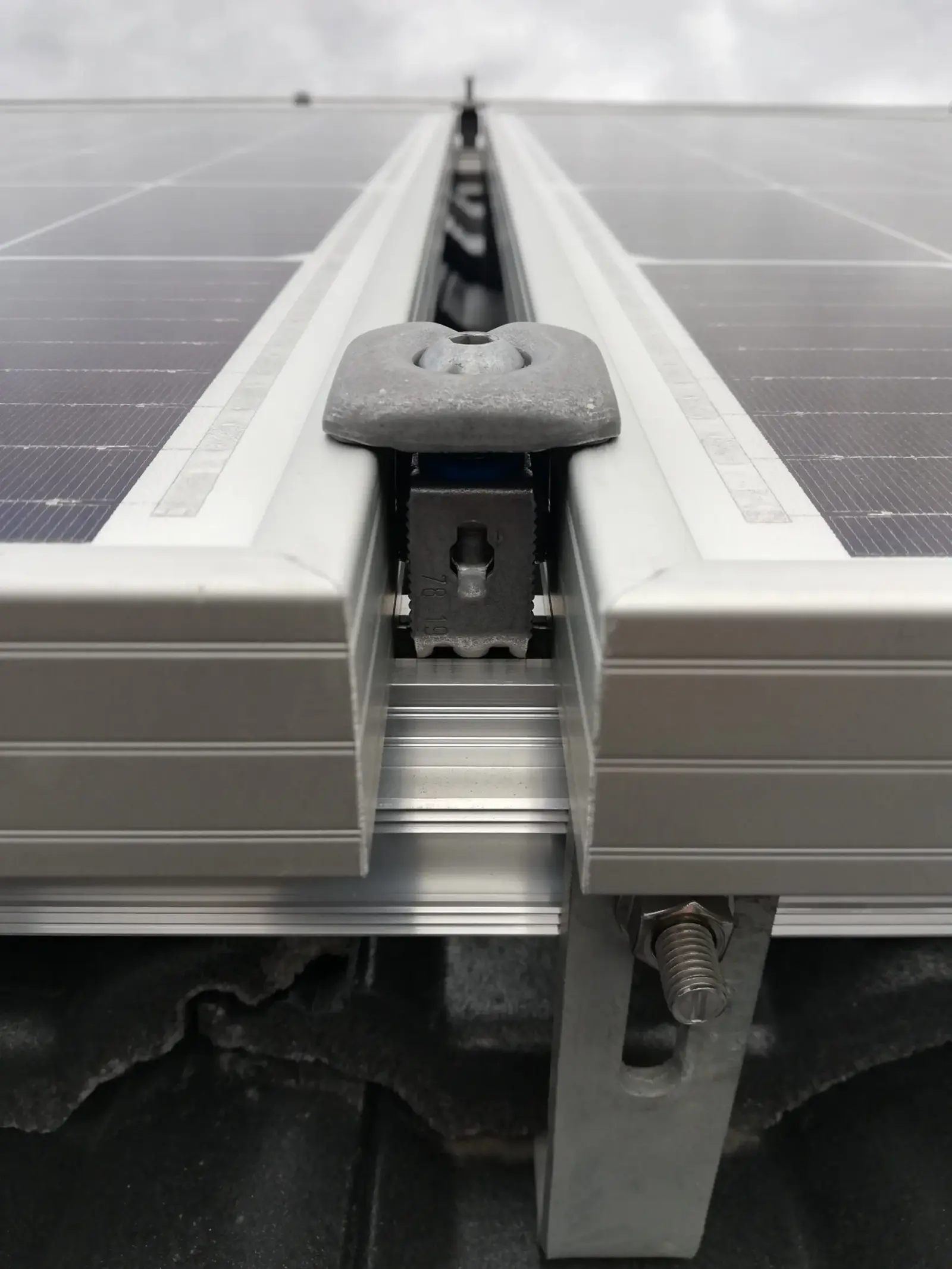 Detail hliníkové nosné konstrukce fotovoltaických panelů