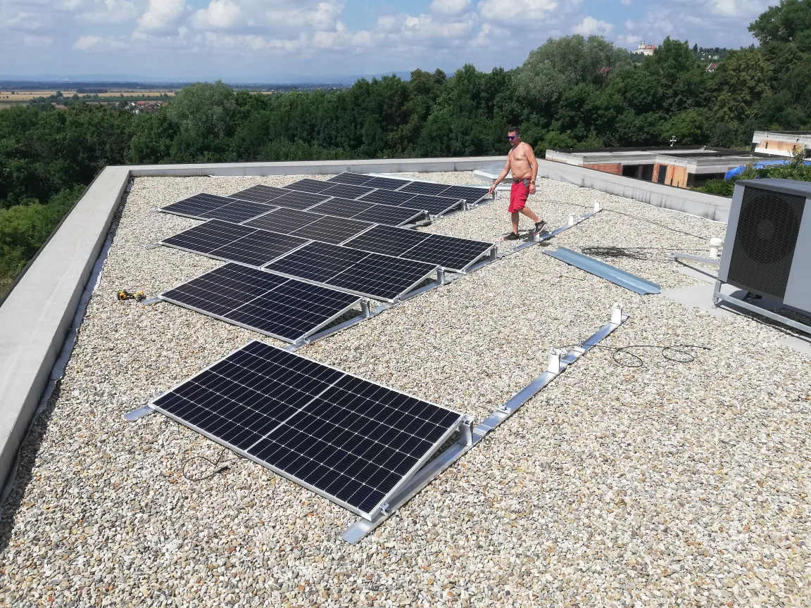 Rozmístění fotovoltaických panelů na rovné střeše v Olomouci