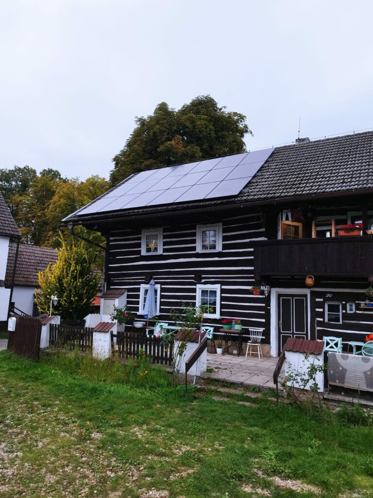 První FVE v CHKO, 8 Kwp, 18 PV, baterie 11,6