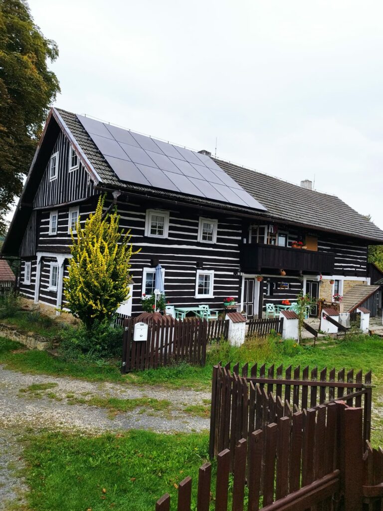 První FVE v CHKO, 8 Kwp, 18 PV, baterie 11,6