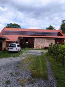 20 Kwp, CHKO, Kokořínsko, 48 PV 450 W, FB, celocerne, 4 baterie 23,2 Kwh