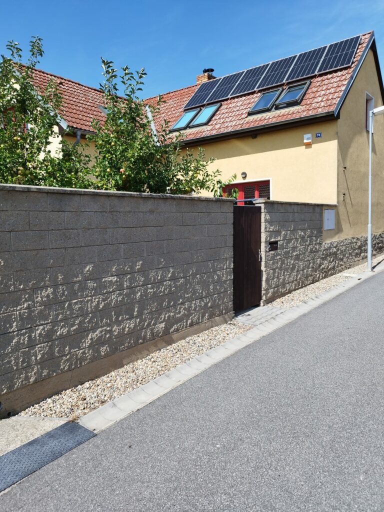 5,4Kwp,stridac 10 Kw, baterie LFP, 11,6 KWh, Slaný