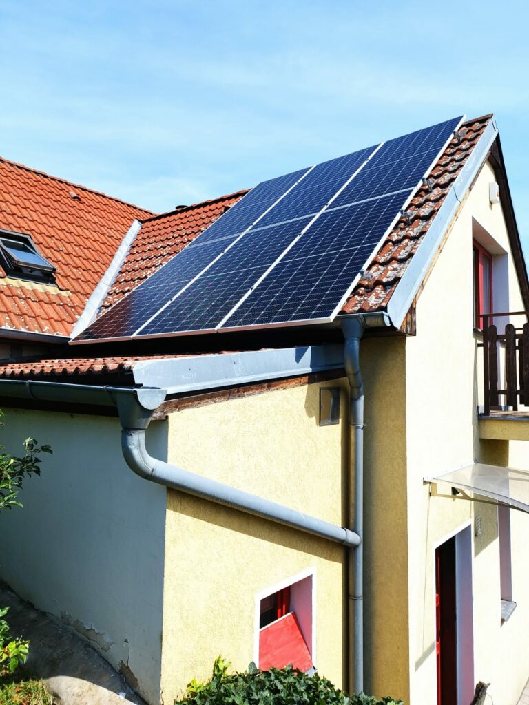 5,4Kwp,stridac 10 Kw, baterie LFP, 11,6 KWh, Slaný