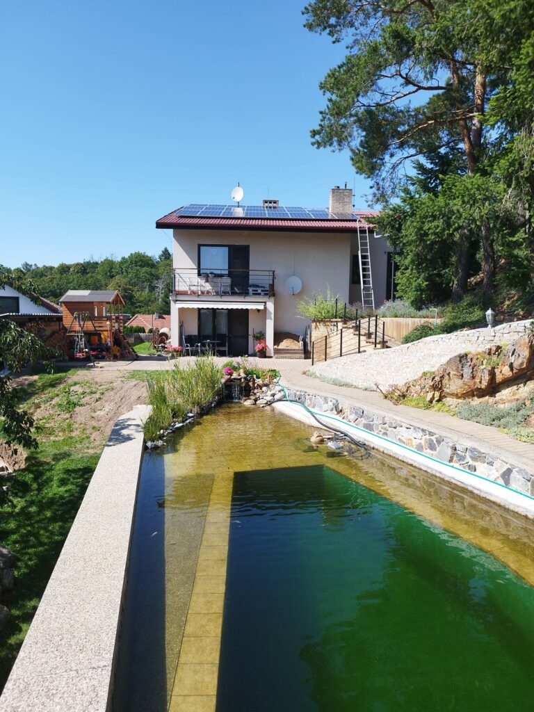 10 Kwp, 2 baterie 11,6 KWh, 22 ks PV 450w, montáž na kombisrouby na vlnitý eternit, Jemnice