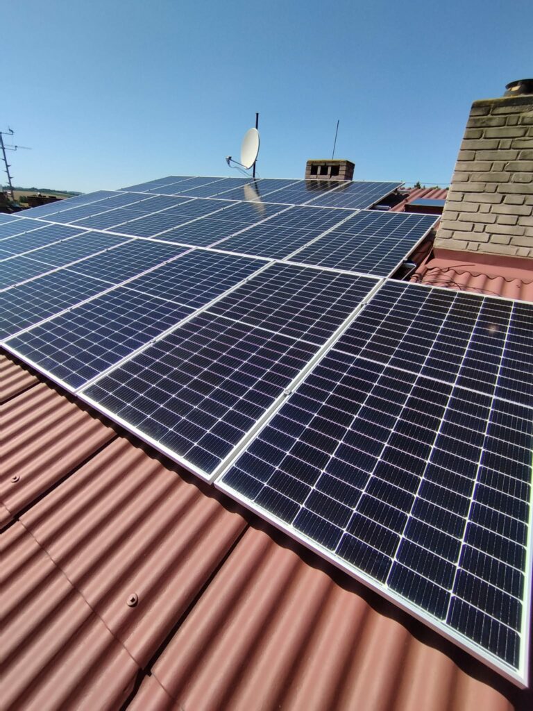 10 Kwp, 2 baterie 11,6 KWh, 22 ks PV 450w, montáž na kombisrouby na vlnitý eternit, Jemnice