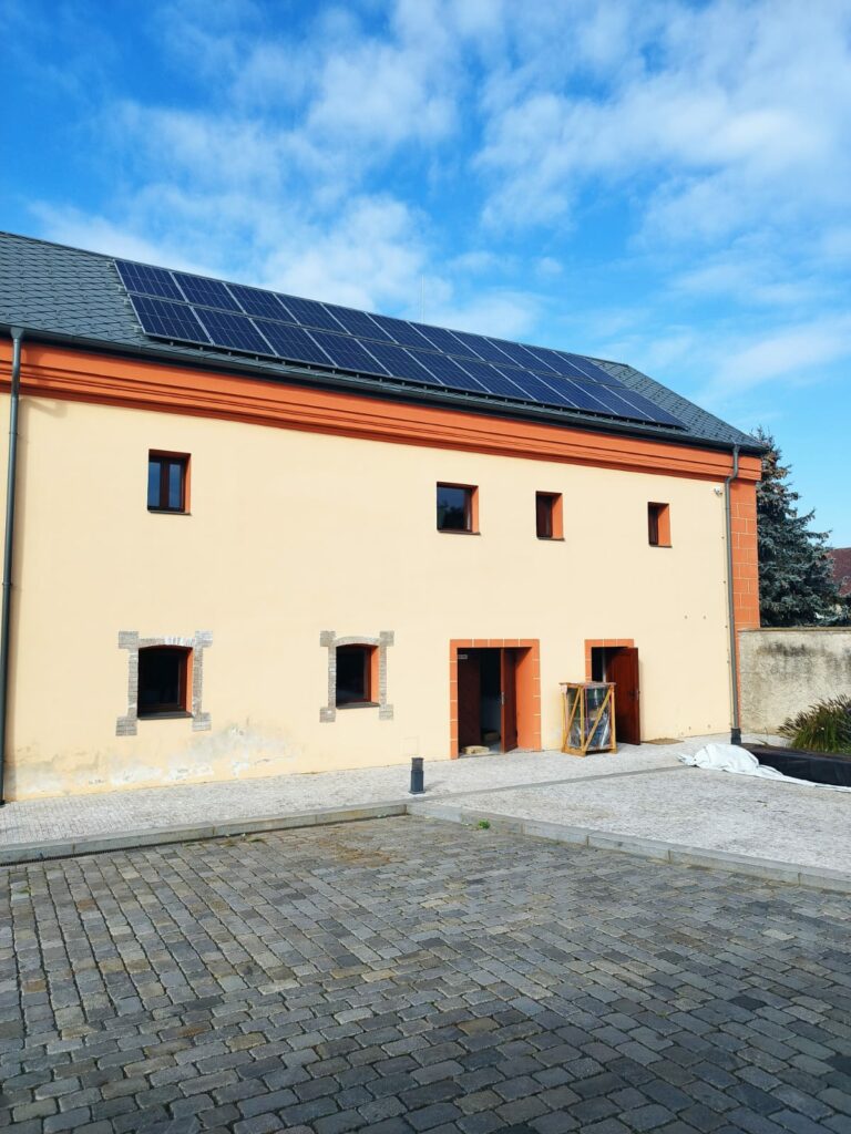 10 Kwp, 2x5,8,11,6 kWh, 22 ks Panelu-450 w, barokní statek, Praha