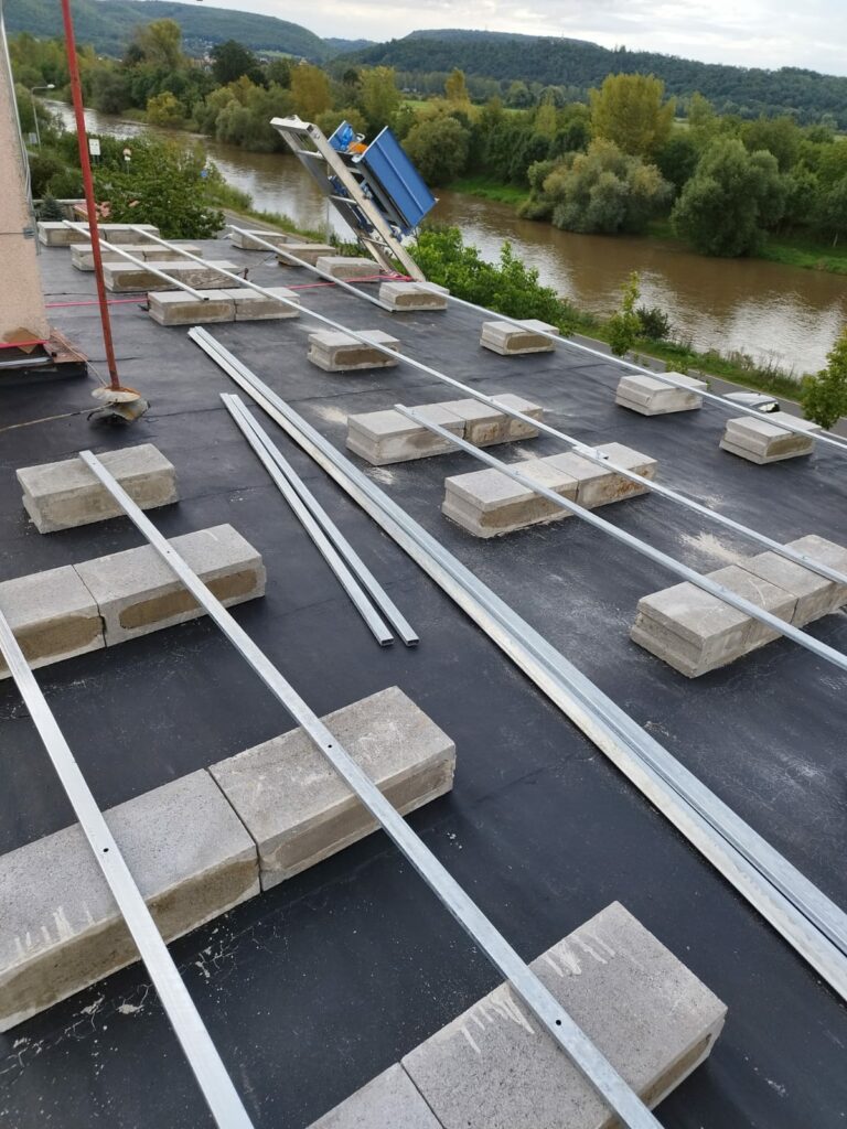 Montáž na rovnou střechu prikotvenim na betonové bloky na bitumenove pásy