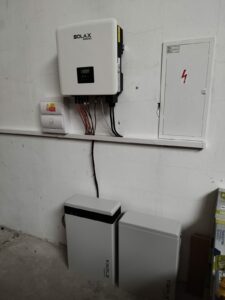 Vnitřní instalace stridace a baterií u klienta v garáži