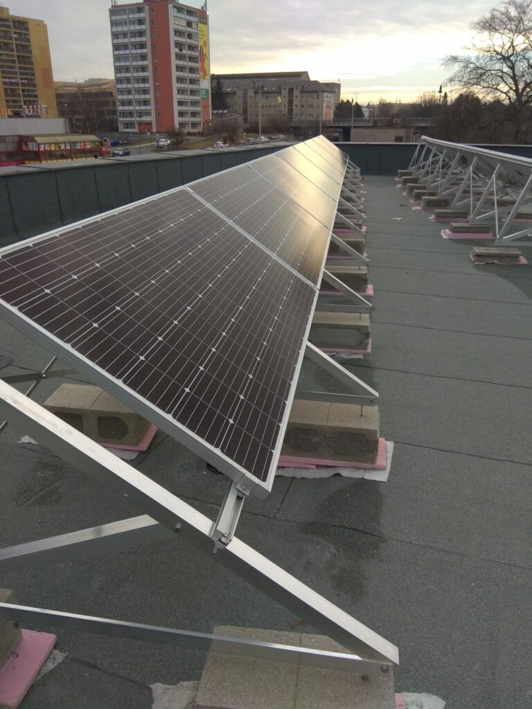 Rovná střecha Kladno, 10 kwp, baterie, Solax 10 kw