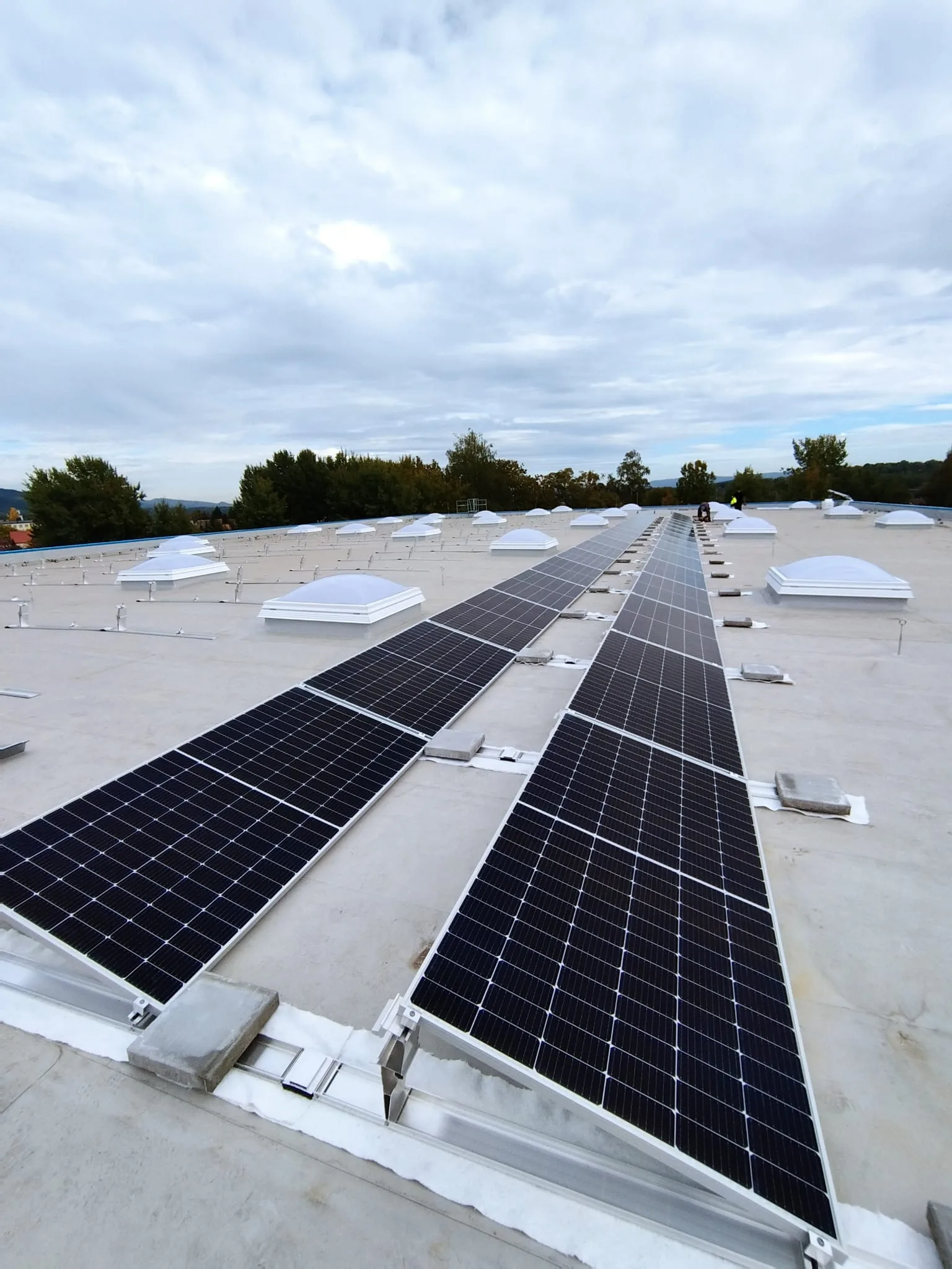 Fotovoltaická elektrárna 160 kW na rovné střeše v Karlových Varech
