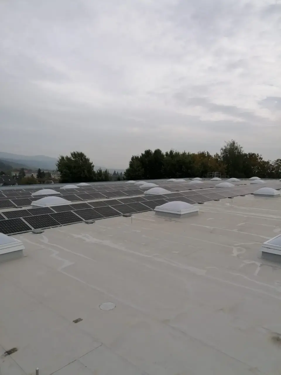 Fve 160 kW kombinace hybrid a síťové připojení, baterie 46,4 kW