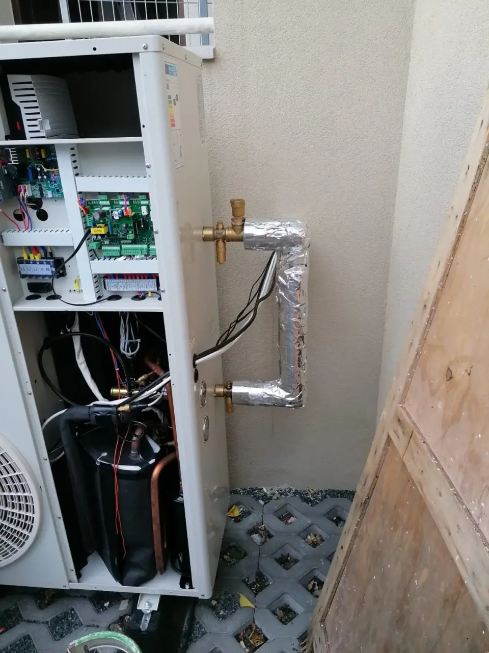 Montáž tepelného čerpadla o výkonu 26 Kw na bytový dům