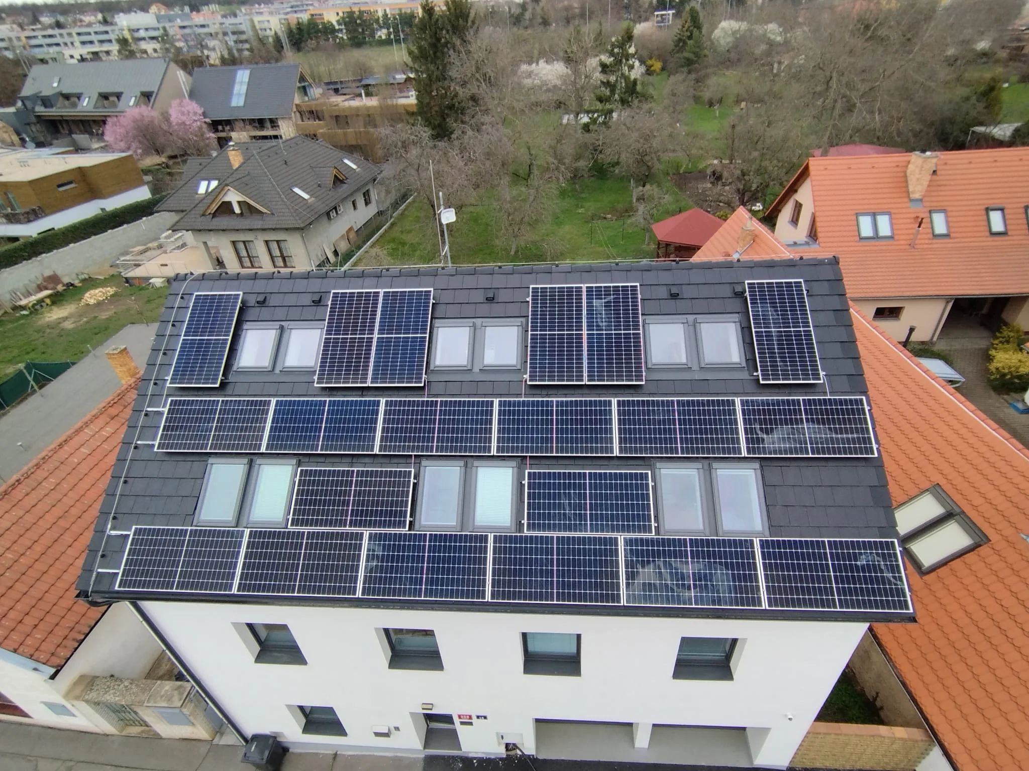 Firemní fotovoltaická elektrárna 10 kW na administrativní budově v Praze