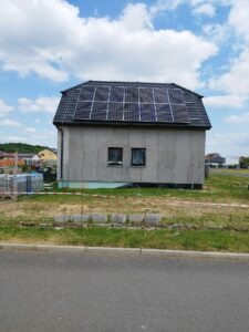 7 kWp 2x T58. Eps systém ,stridac Solax 10 kWp Stankovice u Žatce novostavba,