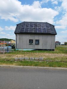 7 kWp 2x T58. Eps systém ,stridac Solax 10 kWp Stankovice u Žatce novostavba,