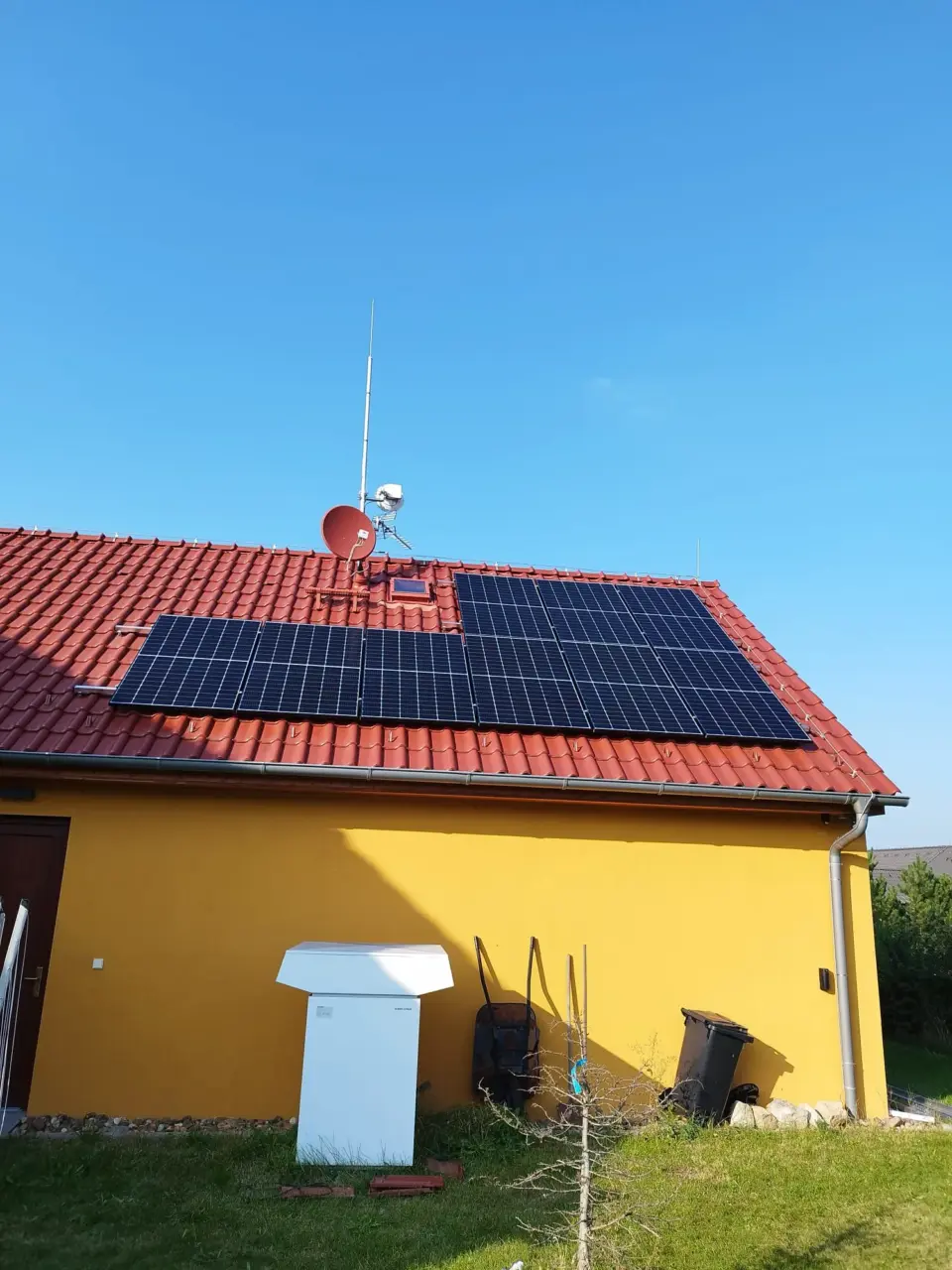 Rodinný dům s fotovoltaickými panely na střeše, Kadaň